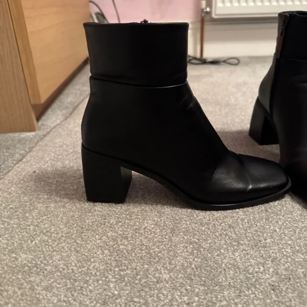Chic Black Heeled Boots